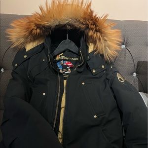 Moose knuckle jacket Size M, perfect for winter.